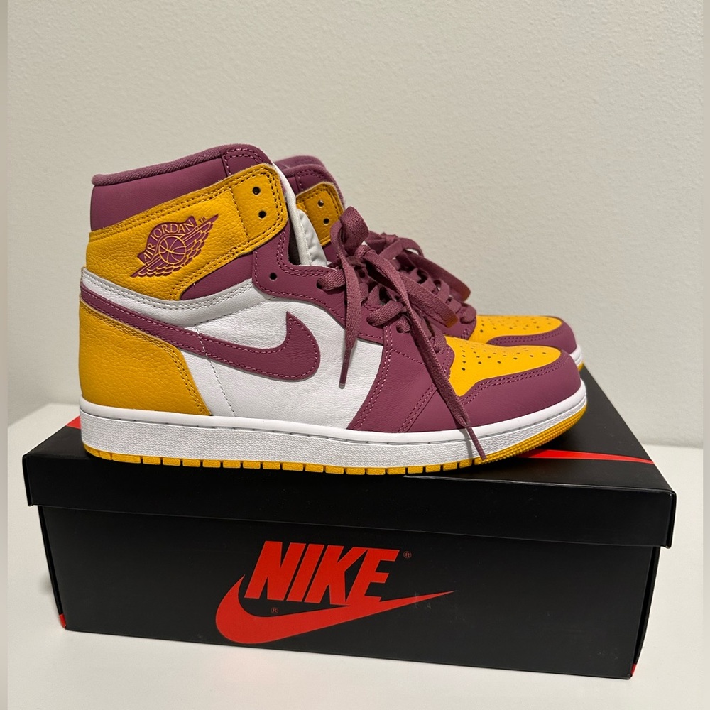 New Air Jordan 1 Retro High Og - University Gold/Light Bordeaux